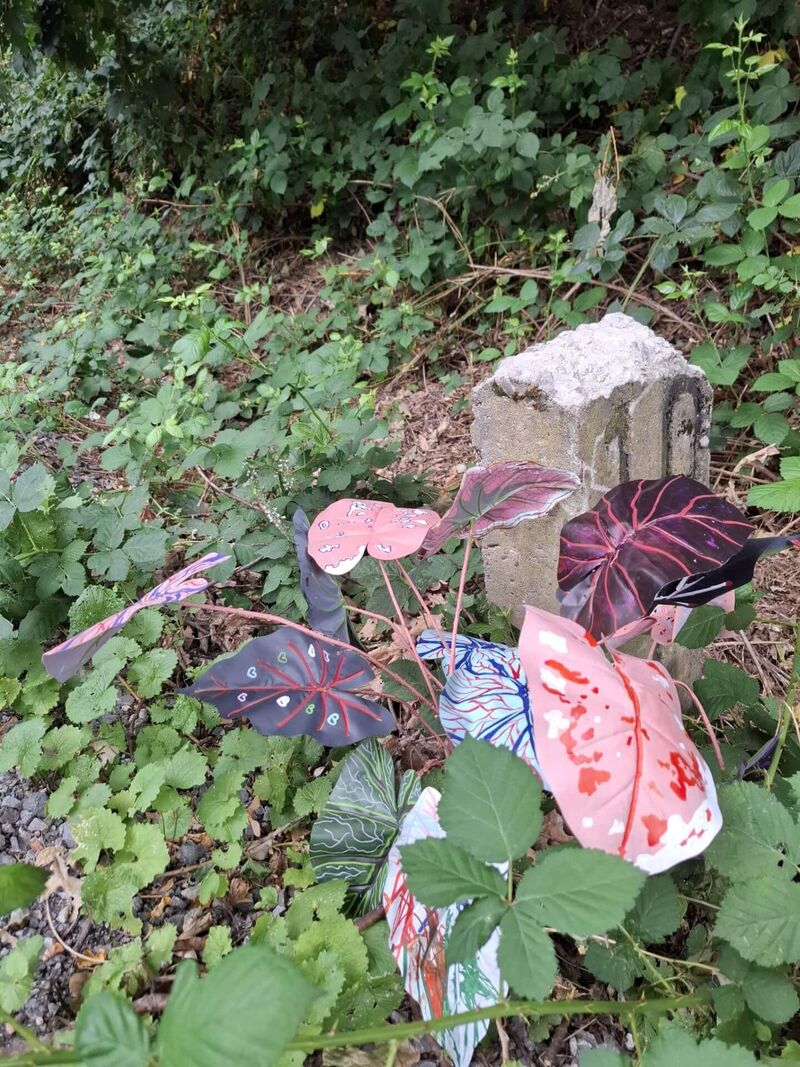 Bunte Blätter wurden auf an einer Wegmarke der Trasse drapiert.
