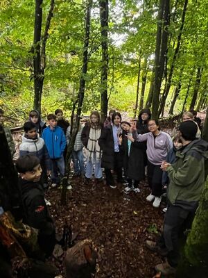 Ein Eifel-Scout erklärt einer Schülergruppe ein Spiel, was gleich ausprobiert wird.