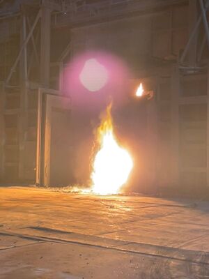 Durch einen Sauger wird Luft in das flüssige Roheisen geleitet. Dabei entstehen Funken, Flammen und viel Wärme.