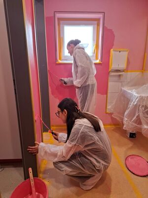 Schülerinnen verschönern die Toiletten