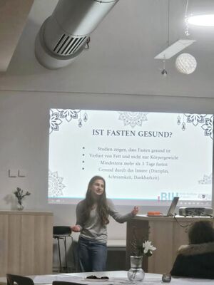 Eine Schülerin halt eine Vortrag mit Power-Point-Folien zum Thema Iftar.