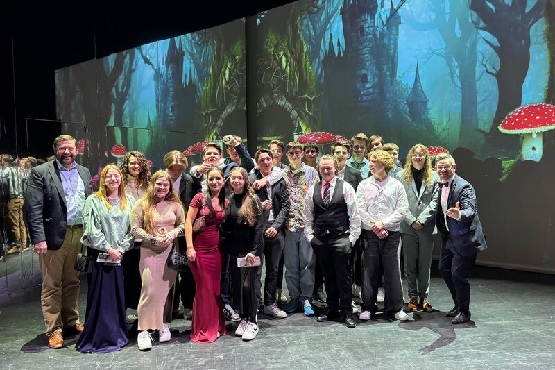 Auf einer Theaterbühne posiert ein Oberstufenkurs mit dem Oberbürgermeister Besuch eines Deutsck-Hurses im Schauspielhaus