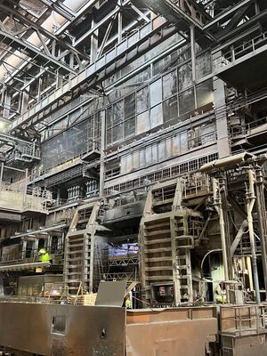 In der Stahlwerkshalle sind viele Maschinen und Apparaturen zu sehen, die zum Stahlkochen notwendig sind.