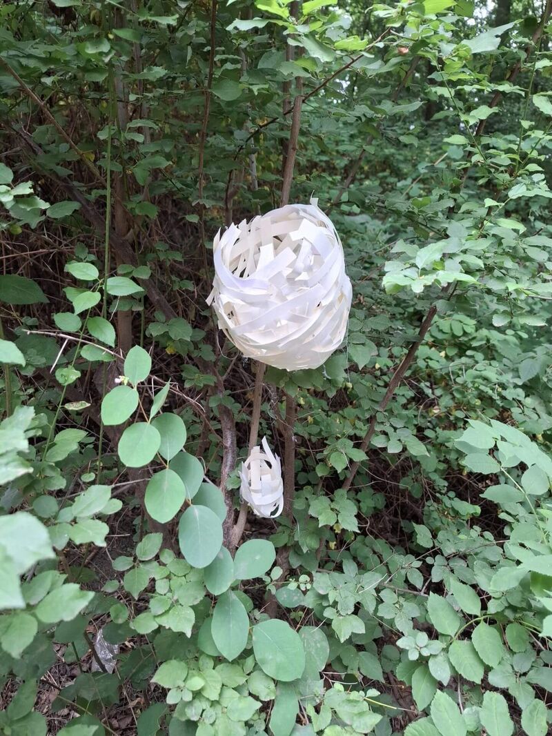Papiergebilde wurden auf dem Boden der Trasse drapiert.