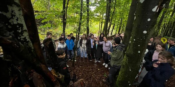 Ein Eifel-Scout erklärt einer Schülergruppe ein Spiel, was gleich ausprobiert wird.
