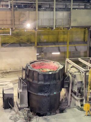 Nach dem "Stahlkochen" muss die Pfanne auskühlen. Sie ist rund 5 Meter hoch und einen Durchmesser von 4 Metern. Im Inneren glüht sie noch.