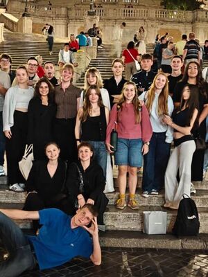 Der Jahrgang posiert auf der spanischen Treppe in Rom.