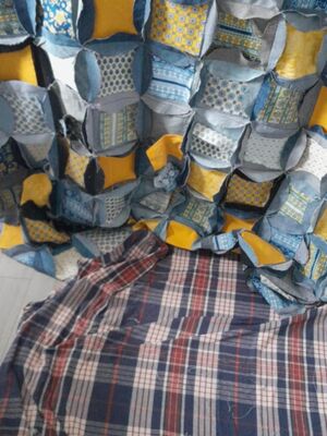 Die Klasse nähte einen Quilt aus vielen bunten Stoffstücken.