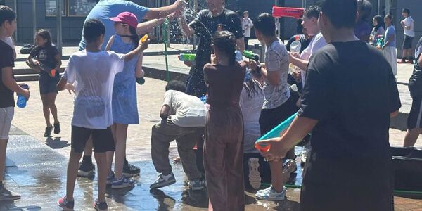 Zum Aufladen der Wasserpistolen stehen große Bottiche zur Verfügung. Diese werden mit einem Gartenschlauch befüllt. Der Schlauch wird vom Schulleiter auch zum befeuchten anderer genutzt.