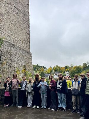 Ein Teil der Klasse 6 C machen mit Ihrem Klassenlehrer auf der Burg Blankenheim ein Gruppenfoto.