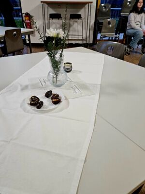 Die Tische sind festlich zum Iftar eingedeckt. Zu Beginn gibt es Datteln.