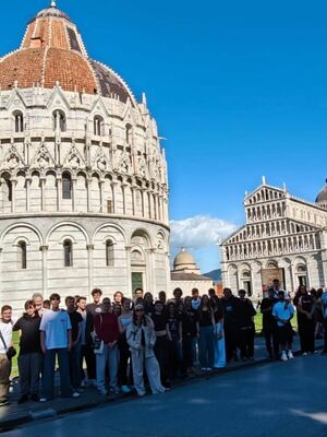 Der Jahrgang posiert vor den bekannten Gebäuden in Pisa, auch der schiefe Turm ist zu sehen.