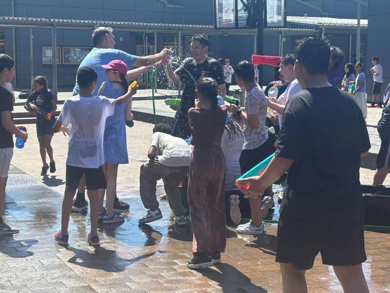 Zum Aufladen der Wasserpistolen stehen große Bottiche zur Verfügung. Diese werden mit einem Gartenschlauch befüllt. Der Schlauch wird vom Schulleiter auch zum befeuchten anderer genutzt.