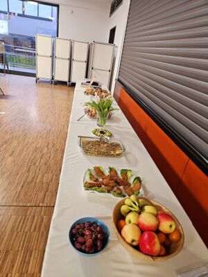 Auf einem Tisch sind türkische Spezialitäten und Obst angerichtet.