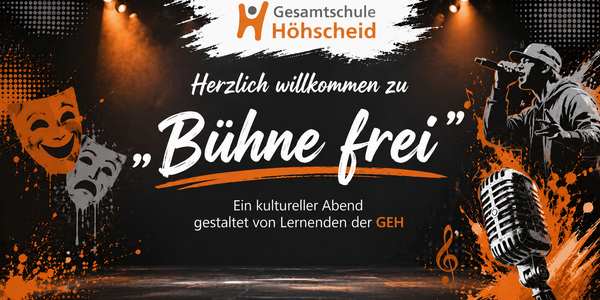 In der Mitte des Plakats steht groß "Bühne frei". Am linken Rand sind zwei Masken zu sehen, die für den Literaturkurs stehen. Auf der rechten Seite sind ein Mikrofon und ein Sänger zu sehen, die für den Vokalpraktischen Kurs stehen.